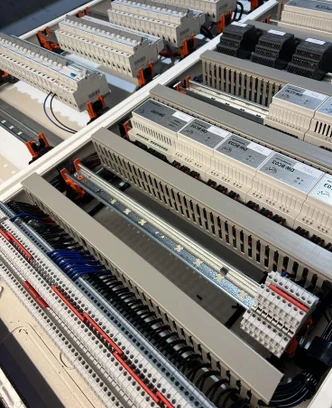 bb2bb8eb-e67e-405b-acb7-b8564fbde522-een beetje tegen de tijdsgeest in, maar zoals vaak zijn de onzichtbare zaken de belangrijkste_ een perfect uitgevoerde elektriciteitskast is een must voor een top installatie daar willen we bij watson&volts niet o.jpeg